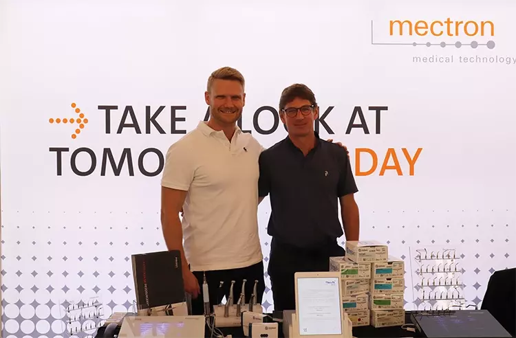 Referent Dr. Holger Janssen (rechts) mit Albert Gunt (Gebietsverkaufsleiter Berlin) am mectron Stand.
