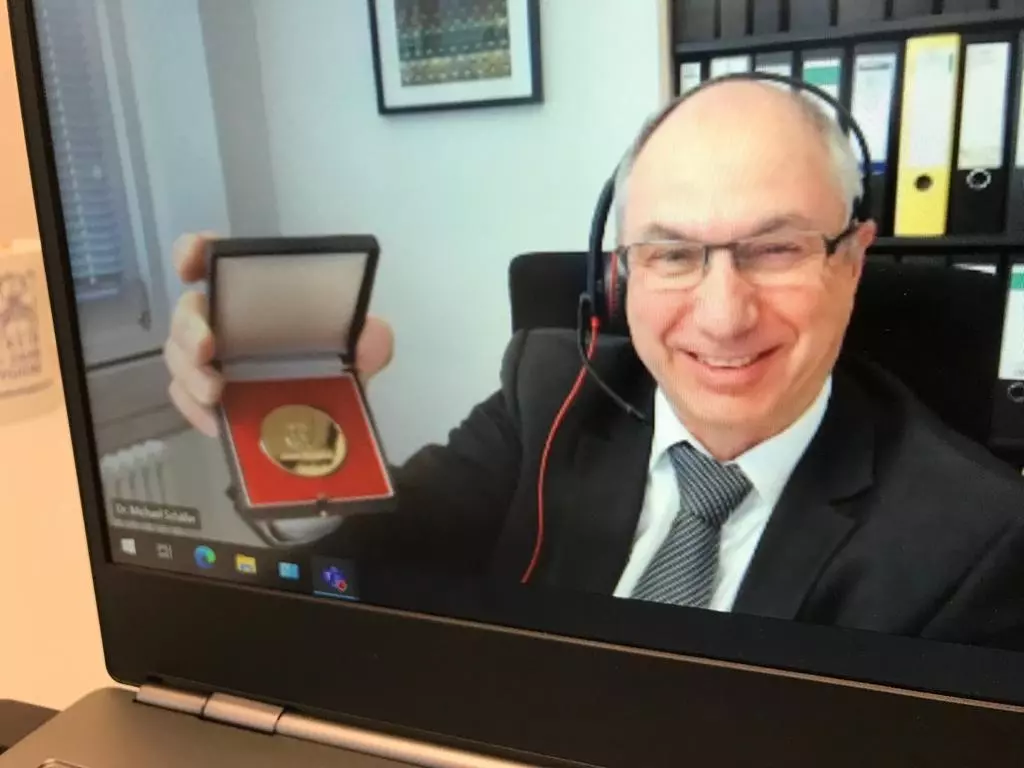 Als Auszeichnung für die Verdienste auf dem Gebiet der Zahn- und Mundgesundheit wurde die Tholuck-Medaille diesjährig an Herrn Dr. Michael Schäfer MPH verliehen.