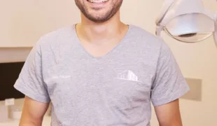 Dr. Ahmad Hagar, der behandelnde Zahnarzt von Julia Leibold, der einmillionsten Invisalign®-Patientin.