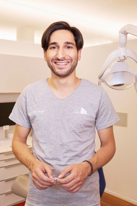 Dr. Ahmad Hagar, der behandelnde Zahnarzt von Julia Leibold, der einmillionsten Invisalign®-Patientin.