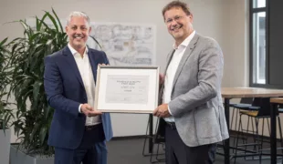 Die CleanImplant Foundation, Berlin, überreichte Camlog Geschäftsführer Martin Lugert (li.) das Zertifikat „Trusted Quality 2020 – 2022“ für das CONELOG® Implantatsystem.