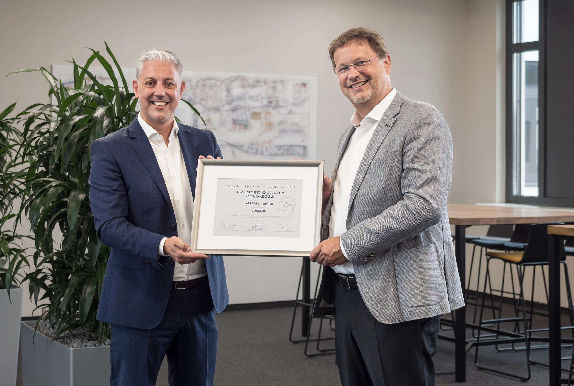 Die CleanImplant Foundation, Berlin, überreichte Camlog Geschäftsführer Martin Lugert (li.) das Zertifikat „Trusted Quality 2020 – 2022“ für das CONELOG® Implantatsystem.