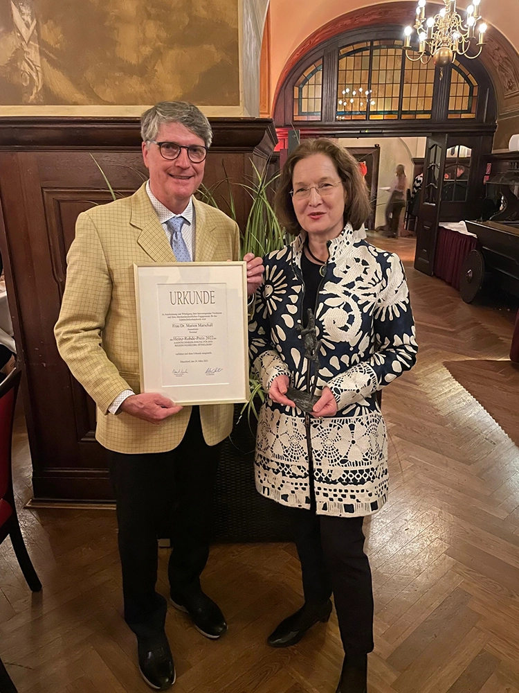 Dominik Kruchen und Dr. Marion Marschall.