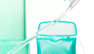 Eine dreifache Prophylaxe sollte zur täglichen Mundhygiene dazugehören.