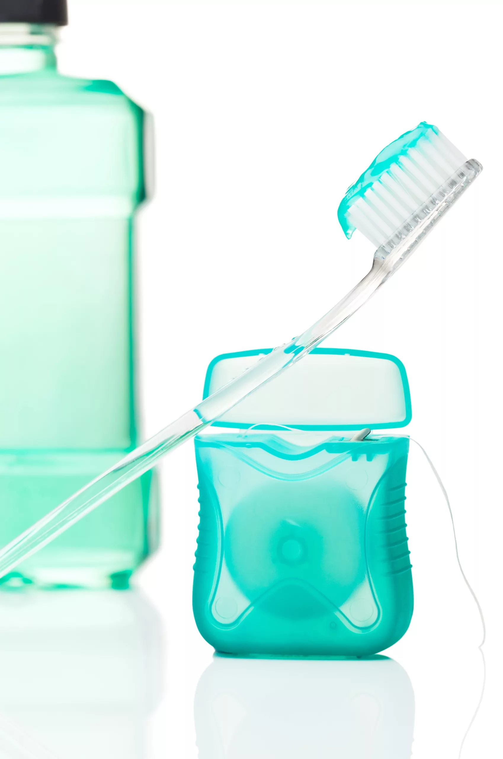 Eine dreifache Prophylaxe sollte zur täglichen Mundhygiene dazugehören.
