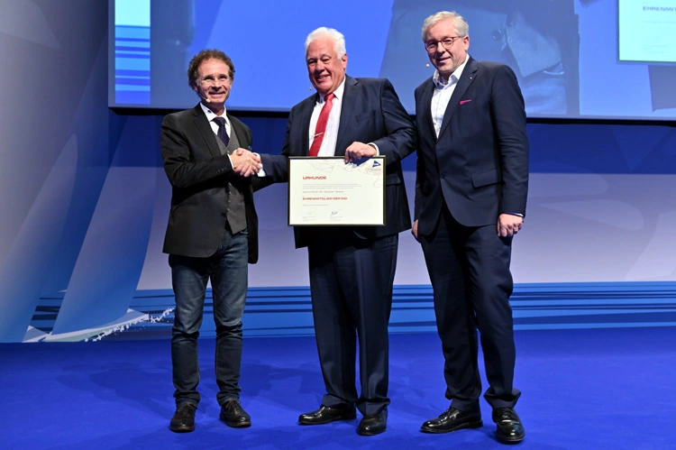 DGI-Präsident Prof. Dr. Dr. Knut A. Grötz (l.), Ehrenmitglied Prof. Dr. Günter Dhom (m.) und Laudator Prof. Dr. Dr. Hendrik Terheyden (r.).