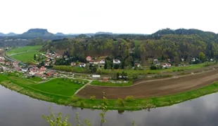 Blick von der Bastei auf die große Elbschleife bei Bad Rathen und die Festung Königstein.