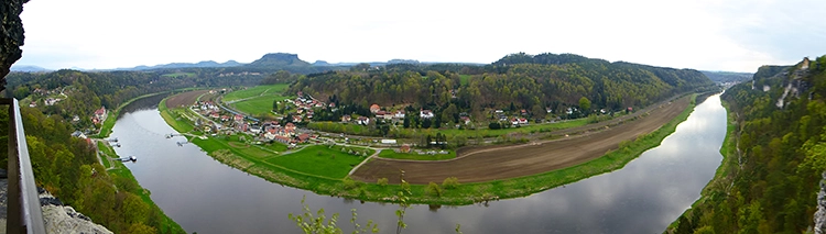 Blick von der Bastei auf die große Elbschleife bei Bad Rathen und die Festung Königstein.