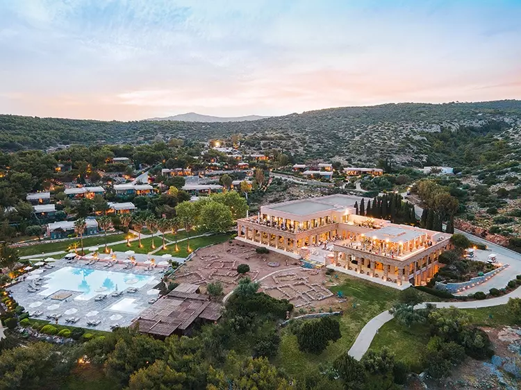 Das große Areal des Luxusresorts Cape Sounio. Zwischen Pool und Haupthaus sind die archäologischen Ausgrabungen zu sehen.