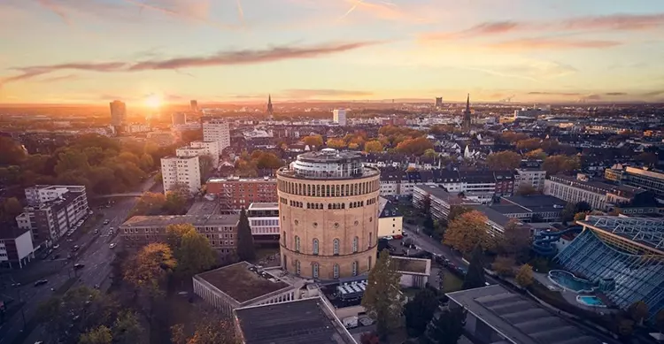 Unter dem diesjährigen Motto „Form Follows Function – die Architektur eines Lächelns“ fand das Align Technology Zahnärzte Symposium 2022 im Kölner Wasserturmhotel
statt.