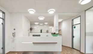 In der Praxis Kohnke werden Patientinnen und Patienten von einem warmen, harmonischen Farbkonzept und liebevollen Details empfangen.