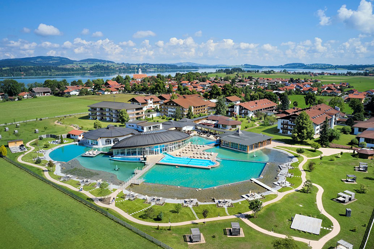 Das Hotel König Ludwig liegt am Rand des Ortes Schwangau unweit des Forggensees.