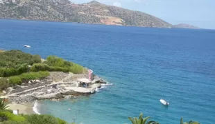 Kleiner, feiner Sandstrand mit glasklarem Wasser und herrlichem Blick.