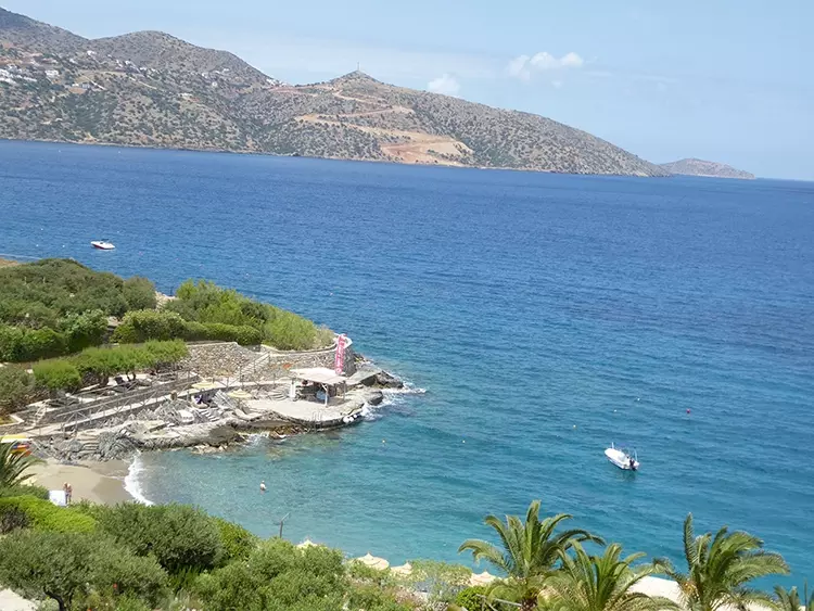 Kleiner, feiner Sandstrand mit glasklarem Wasser und herrlichem Blick.