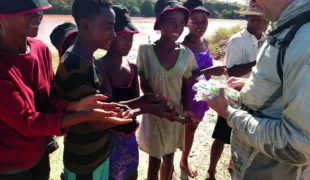 Mitarbeiter von Young Innovations verteilen Zahnbürsten an Kinder in Madagaskar.