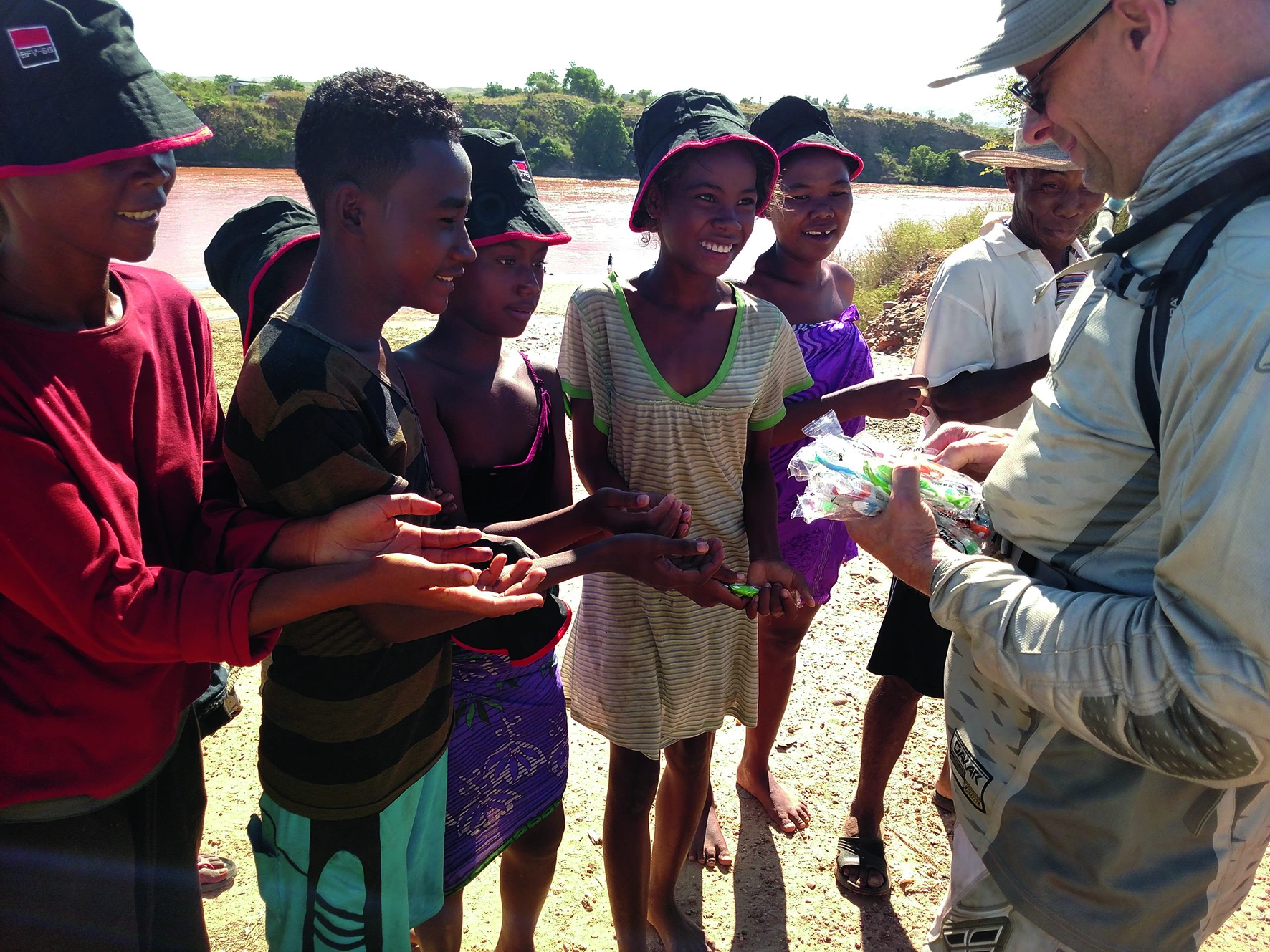 Mitarbeiter von Young Innovations verteilen Zahnbürsten an Kinder in Madagaskar.