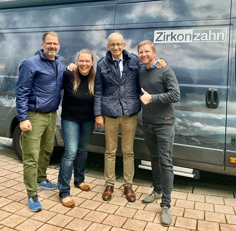 ZTM Michael Zangl, Nicole Schneider (Zirkonzahn), Enrico Steger (Gründer Zirkonzahn), ZT Nico Heinrich bei der Abholung des Zirkonzahnbusses in München.