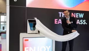 Dr. Nicolas Rohde, Chief Strategy Officer bei der vhf camfacture AG, enthüllt die neue E3.