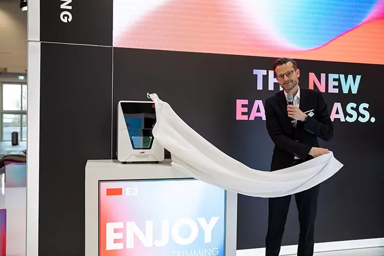 Dr. Nicolas Rohde, Chief Strategy Officer bei der vhf camfacture AG, enthüllt die neue E3.
