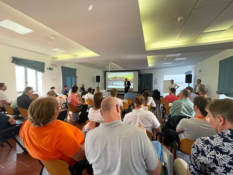 Nach der Begrüßung von Lars Drekopf (Leiter Marketing und Vertrieb) und einem gemeinsamen Sundowner am Mittwochabend startete die Fortbildung am Donnerstagmorgen mit den ersten Vorträgen.