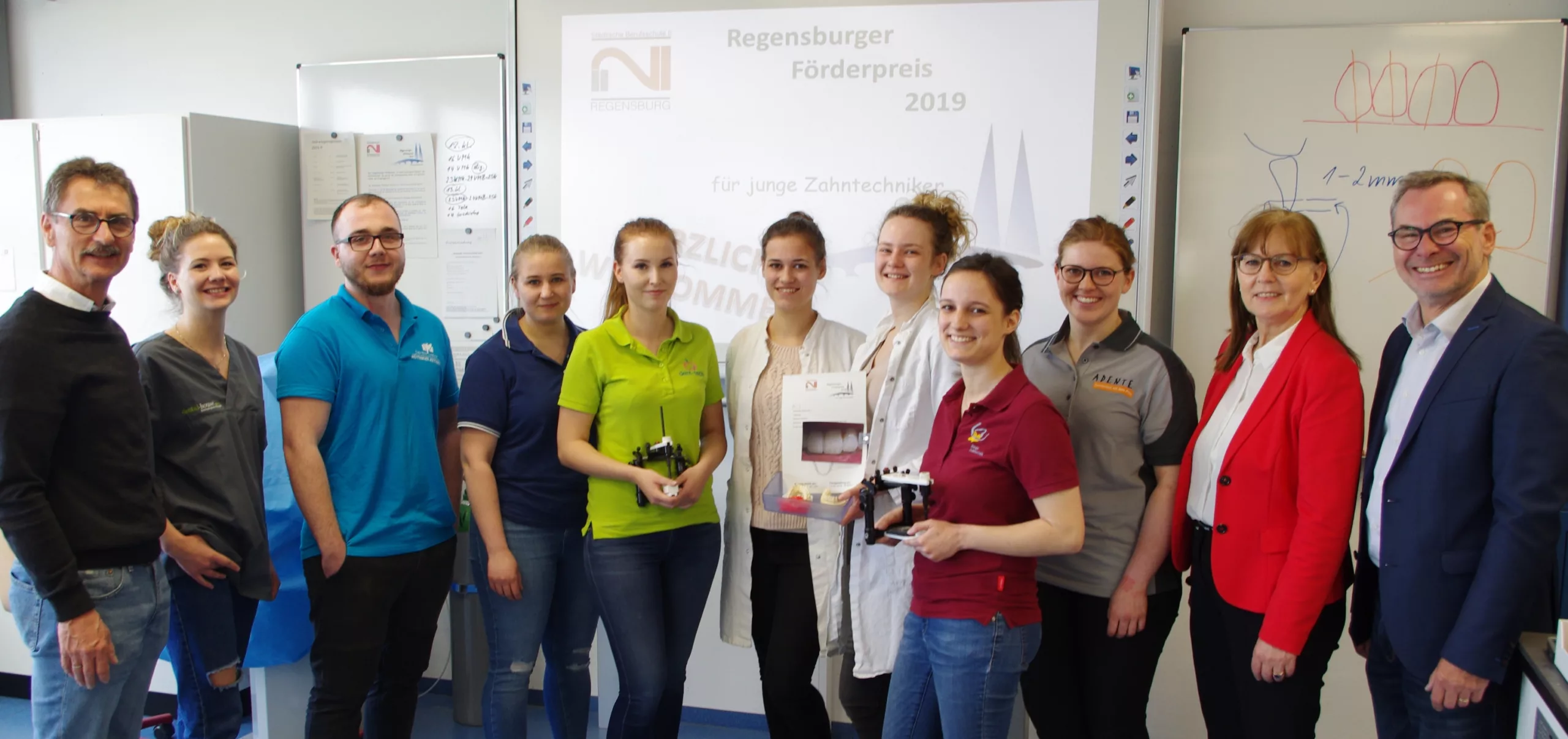 Die Teilnehmer mit Schulleiterin Maria Köberl-Nowotny (2. v. r), ZTM Robert Malik (1. v. r.) und Studiendirektor Alfons Koller (1. v. l.).