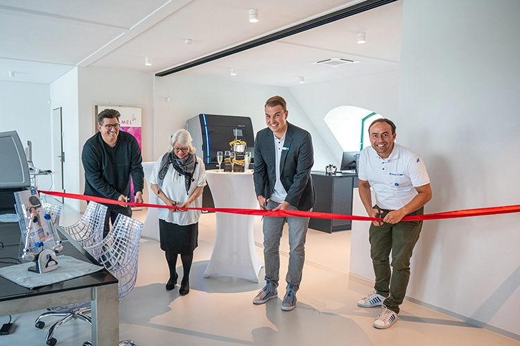 Erfolgreicher Auftakt der We are one Tour Anfang Mai in Berlin mit Produktvorführungen, Vorträgen und der offiziellen Eröffnung des neuen Aus- und Fortbildungszentrums in Hohen-Neuendorf. Auf Bild 2 (v. l. n. r.): Christoph-Alexander Löck und Petra Löck, Geschäftsführer Dental-labor Enamel sowie Yannick Bogner und Christian Kirsche von Amann Girrbach.