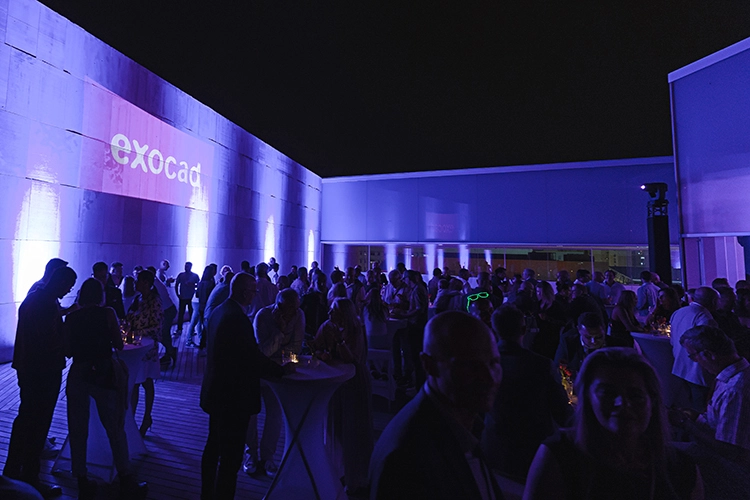 Zum Ausklang des lehrreichen ersten exocad Insights Tags hieß es dann Connect und Enjoy auf der Dachterrasse des Kongresszentrums. Kollegen treffen und sich austauschen, das genossen die Teilnehmer während des Dinners am Abend.