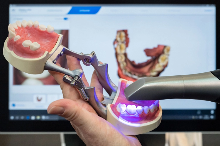 Die Fachdental Sonderschau „Digitaler Workflow“ zeigt unter anderem die Anwendung eines Intraoralscanners.