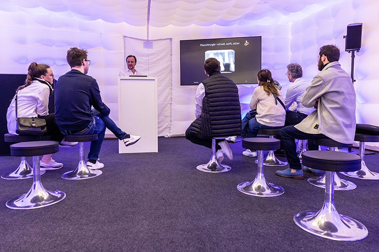 Im dental studio bereicherten ausstellende Unternehmen der infotage FACHDENTAL das Programm mit Workshops und exklusiven Einblicken.