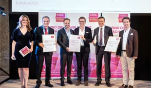 V.l.n.r.: Moderatorin M. Eckert von München TV, K. Haas (Maloja Clothing GmbH), A. Schwörer (PERI GmbH), Dr. M. Stelzner und Dr. Dr. R. Stelzner (AllDent München GmbH) sowie L. S. Friedrich, Landesvorsitzender „Die jungen Unternehmer e.V.“.