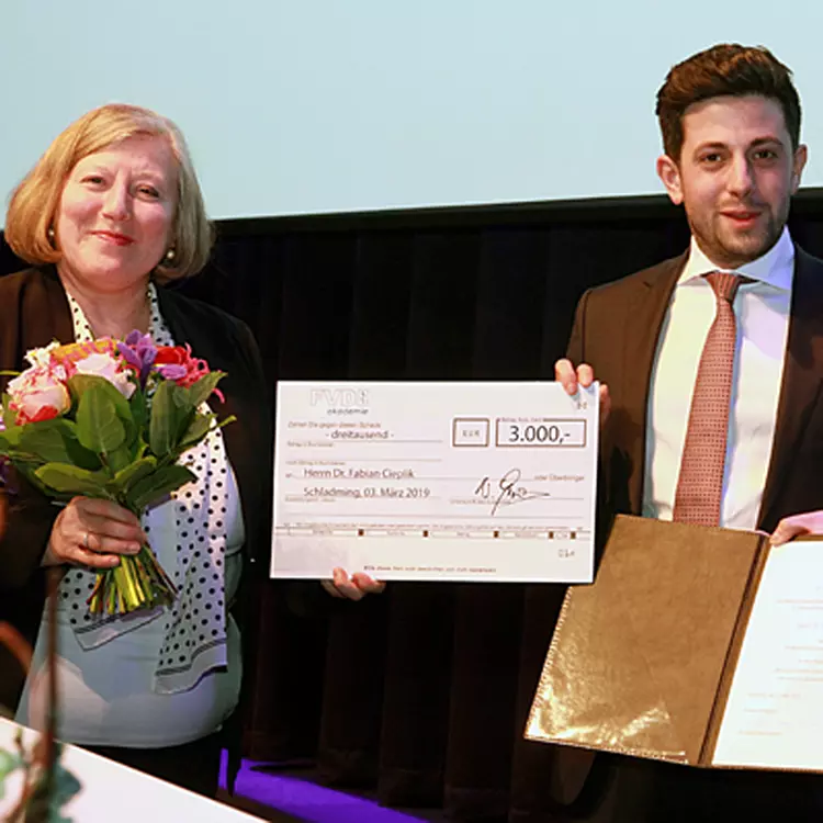 Dr. Gudrun Kaps-Richter (l.) und Dr. med. dent. Fabian Cieplik (r.).