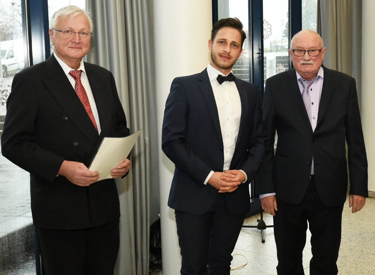 V. l. n. r.: Der Vorsitzende der Fördergemeinschaft Zahnmedizin, Dr. Arnold Paul, Dr. Fabian Schiml und Prof. Dr. Wolfgang Arnold.