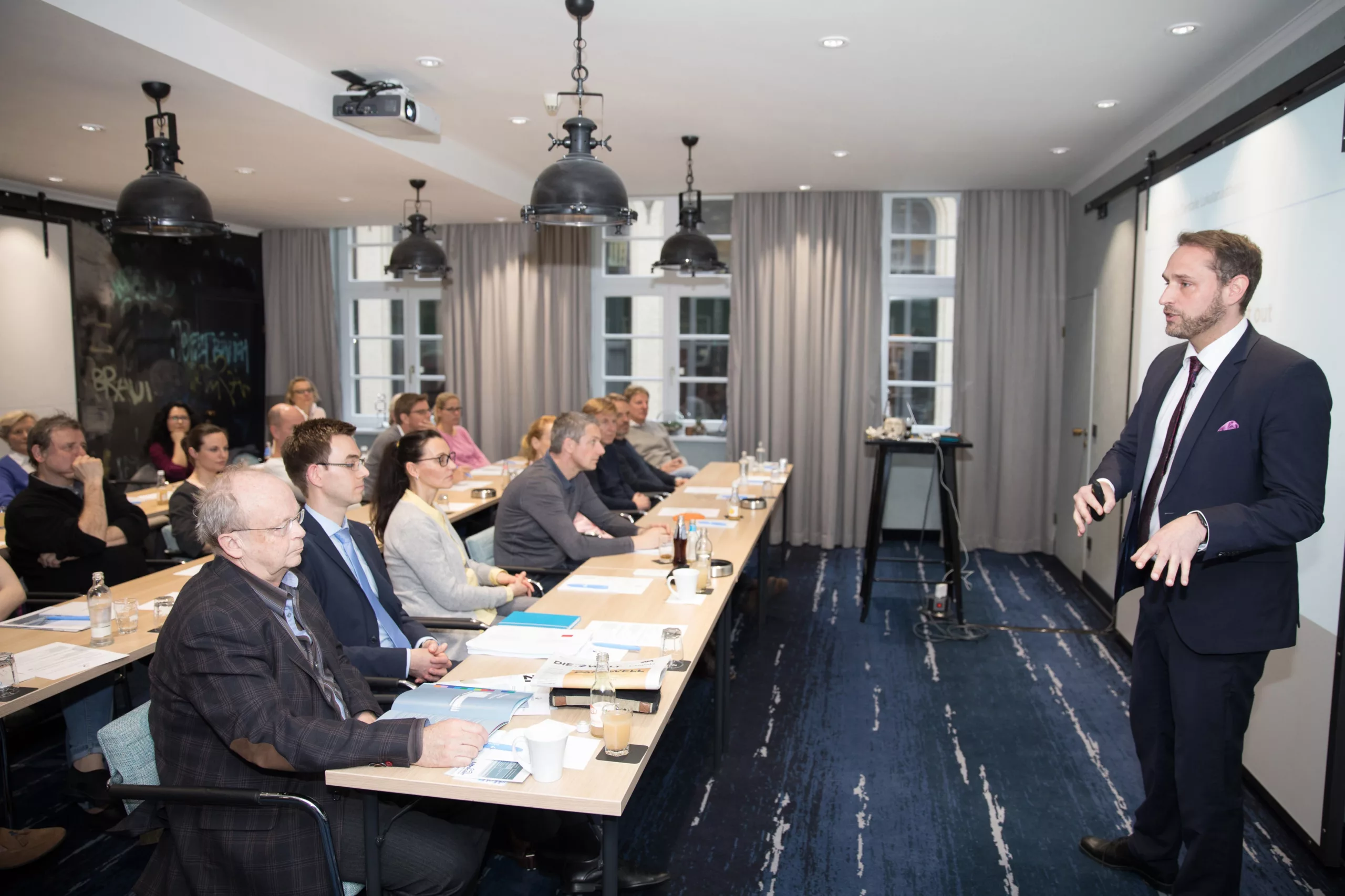 Referent PD Dr. med. Dr. med. dent. Peer Wolfgang Kämmerer, MA, erläutert die differenzierte Lokalanästhesie ©Peter Vogel, Hamburg/Sanofi