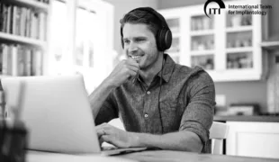 Die Besucher betreten den Seminarraum vor Ort oder online und können sich interaktiv beteiligen.