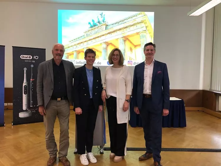 (v.l.): Prof. Dr. Andreas Schulte, Prof. Dr. Katrin Bekes und Dr. Annemarie Kant sowie Dr. Daniel Groetzer von Oral B sind sich einig, dass die drohende Versorgungslücke unbedingt geschlossen werden muss.