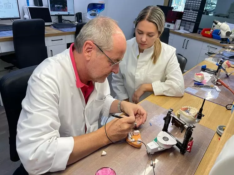 Tatjana Mamic und Betriebsleiter Frank Liewald bei zahntechnischen Arbeiten.