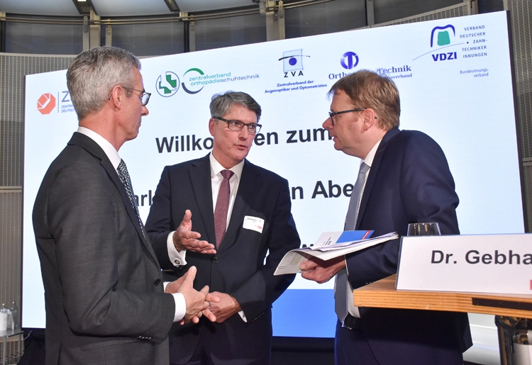 VDZI-Präsident Dominik Kruchen (m.) mit Dr. Thomas Gebhart (r.), Parlamentarischer Staatssekretär im BMG, und Eberhard Schmidt, Vizepräsident der Bundesinnung der Hörakustiker.