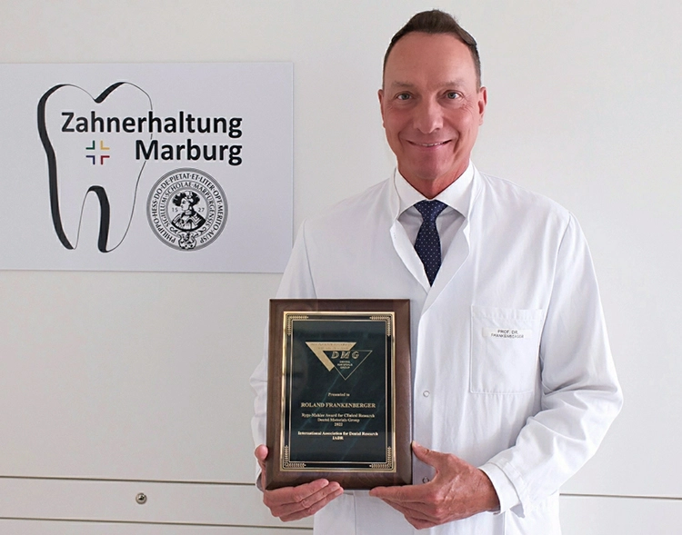 Prof. Dr. Roland Frankenberger zeigt stolz die Urkunde zur Auszeichnung mit dem Ryge-Mahler-Award.
