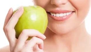 Ein enger Zusammenhang besteht zwischen ganzheitlichen Ernährungskonzepten und parodontaler Gesundheit.