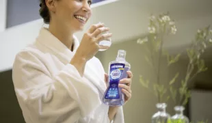 Der Fluoridgehalt von Listerine Nightly Reset stärkt die Zahnoberfläche.