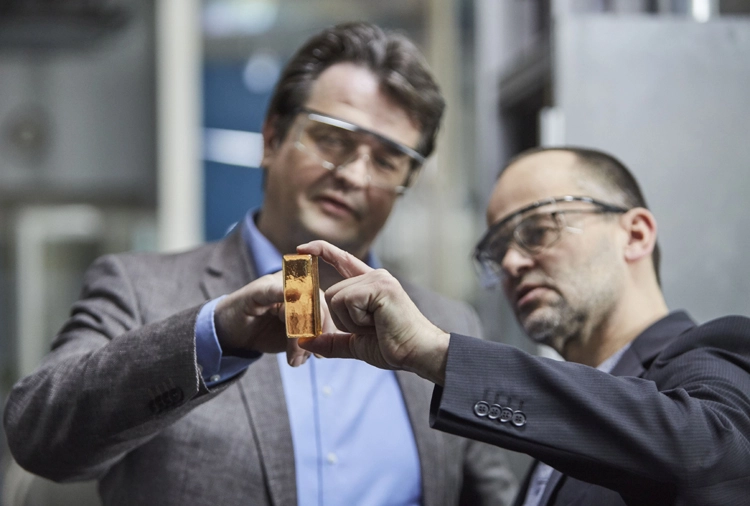 Die 2 Preisträger des Fraunhofer-Preises „Technik für den Menschen“ mit der zirkondioxidverstärkten Lithiumsilikatkeramik (ZLS).