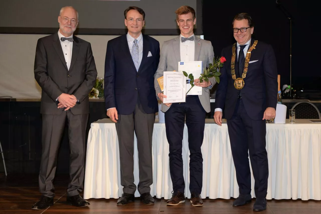 ... und heute (3. v. l.) mit (ebenfalls v. l.): Heinrich Wenzel (Lehrlingswart), Andreas Steinweg (Bezirksmeister Hannover) und Frank Schollmeier (Obermeister).