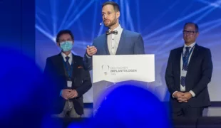 Eröffnung des Gemeinschaftskongresses: (von links): Prof. Dr. Dr. Knut A. Grötz (DGI), PD Dr. Samir Abou-Ayash (Next Generation der DGI) und Prof. Dr. Daniel Grubeanu (DGOI).