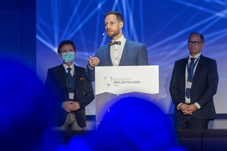 Eröffnung des Gemeinschaftskongresses: (von links): Prof. Dr. Dr. Knut A. Grötz (DGI), PD Dr. Samir Abou-Ayash (Next Generation der DGI) und Prof. Dr. Daniel Grubeanu (DGOI).