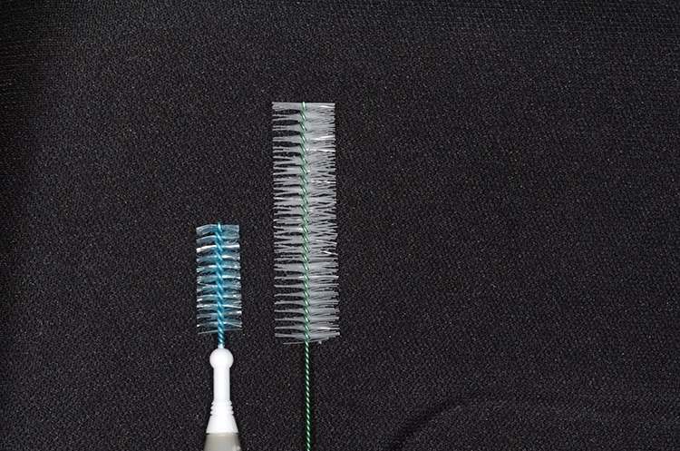 Abb. 3: zwei Interdentalraumbürsten der gleichen ISO-Größe (Gr. 6) mit unterschiedlichem PHD.
a) links: GUM TRAV-LER® #1618, SUNSTAR GUM, Etoy, Schweiz, PHD = 1,9 mm; rechts: paro ISOLA long #1017, paro, Zürich, Schweiz, PHD = 2,3 mm.