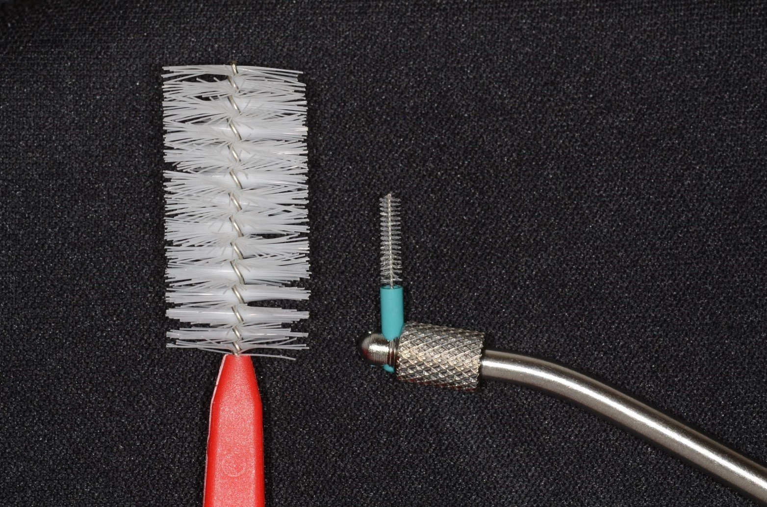 Abb. 6: Die Extreme des derzeitigen Größenspektrums. Links: IDBG-R, Top Caredent, PHD = 5,2 mm; rechts: CPS 06 prime, Curaden, PHD = 0,6 mm.