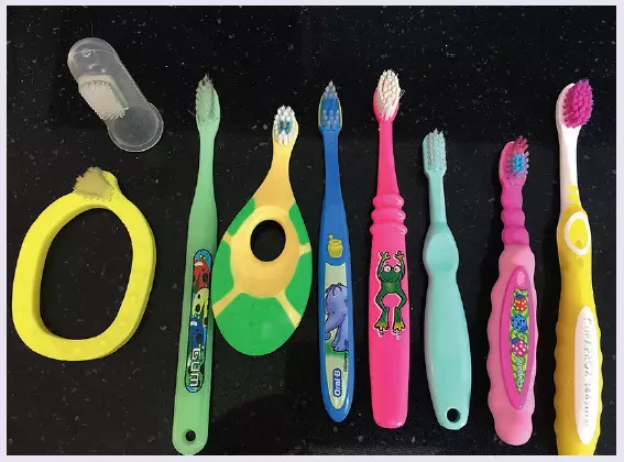 Auswahl an Kinderzahnbürsten.