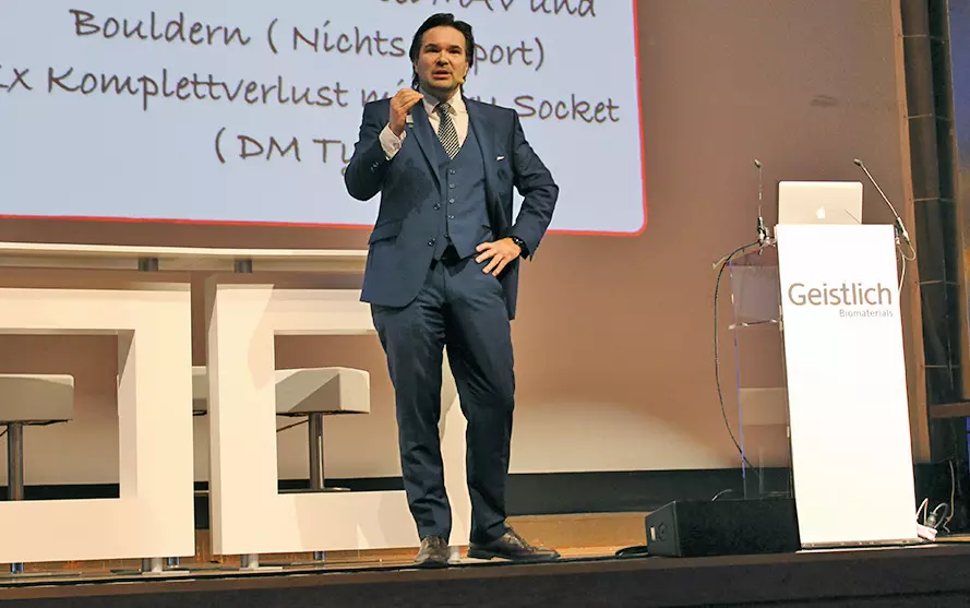 Dr. Dr. Markus Tröltzsch sprach über die Reparatur-Chirurgie bei nicht erhaltungswürdigem Implantat.