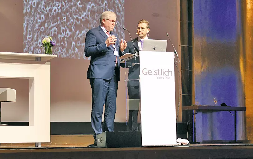 Prof. Dr. Hendrik Terheyden hat noch ein paar Fragen an Dr. Florian Rathe zu GalvoSurge®.