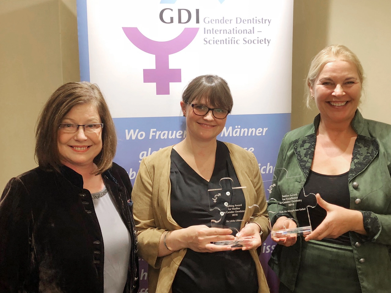 Zueinander passende Puzzlesteine: So sehen die GDI-Awards aus, die symbolisch die notwendige Vernetzung von Wissenschaft und Praxis in der Gender Dentistry darstellen. Preisträgerinnen 2018 sind Dr. Ulrike Uhlmann (mitte) und Professorin Margrit Ann Geibel (rechts), die Laudatio hielt GDI-Präsidentin PD Dr. Dr. Christiane Gleissner vertretungsweise für den verhinderten Stifter Dr. Tim Nolting M.Sc.